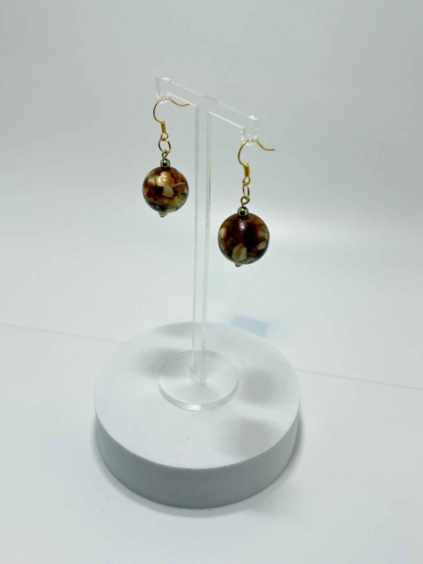 Resina taupe oorbellen