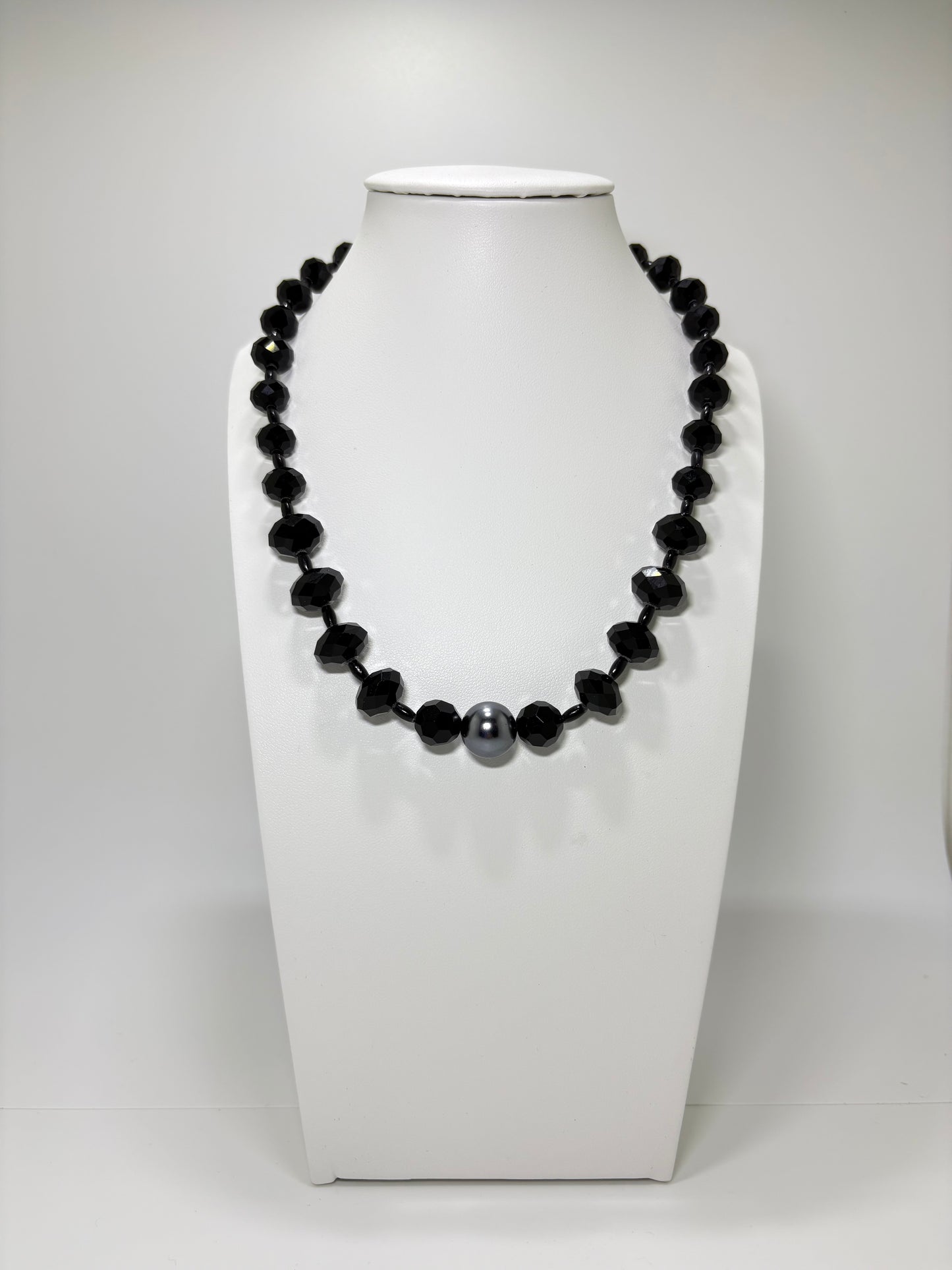 Woman in Black halsketting