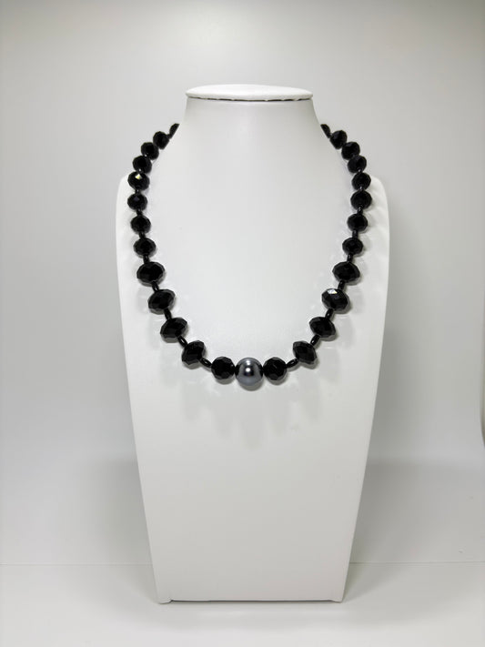 Woman in Black halsketting