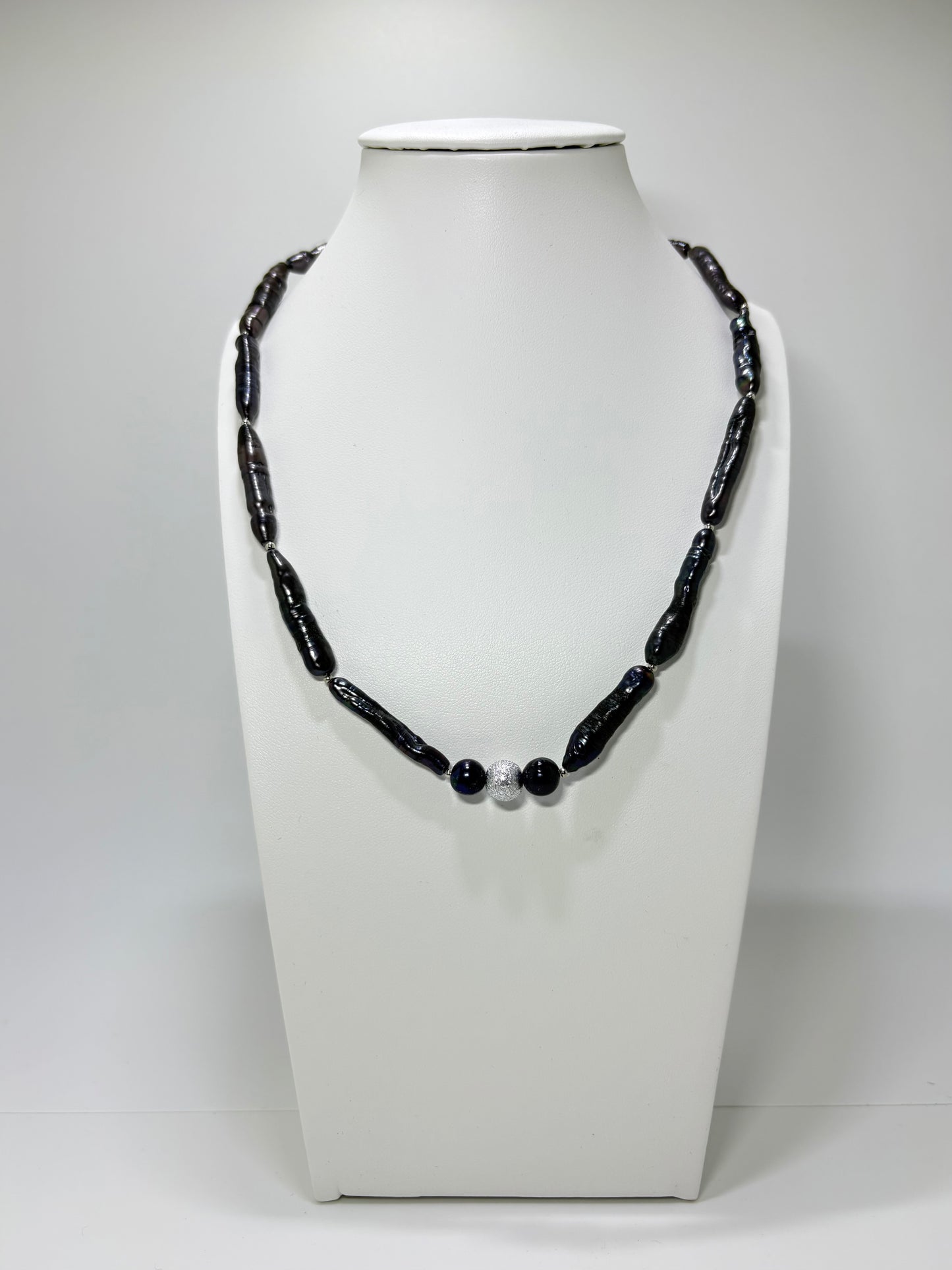 Deep grey purple halsketting