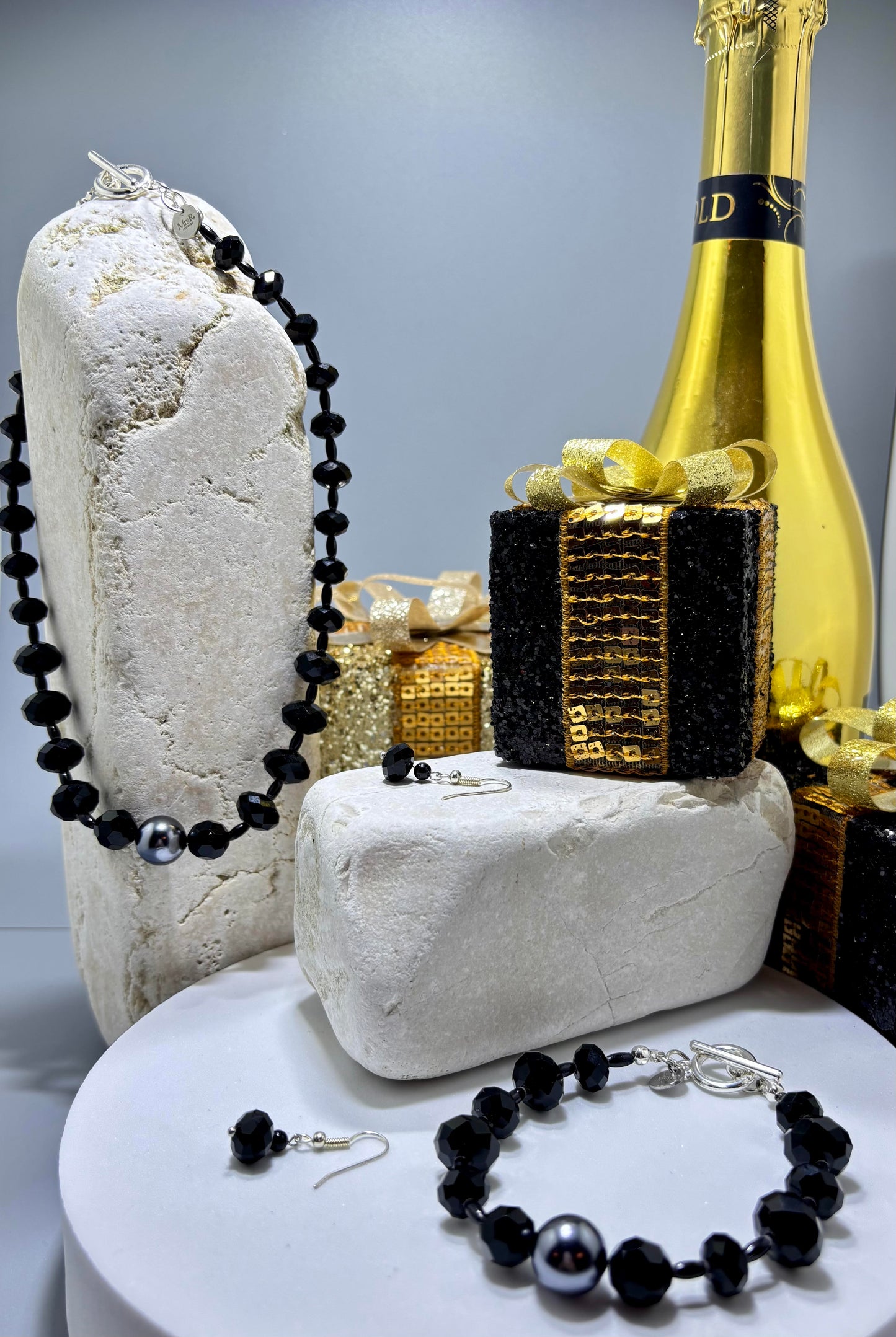 Woman in Black halsketting