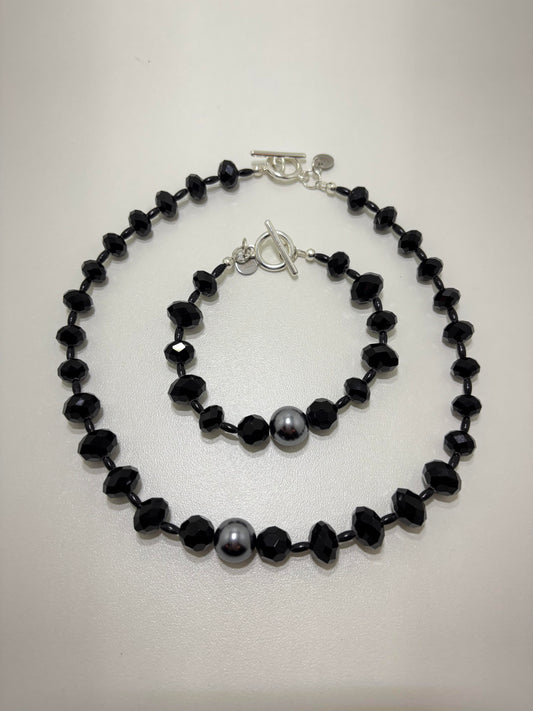 Woman in Black halsketting